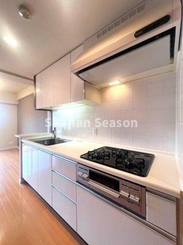 【キッチン】 | キッチンとリビングダイングの空間を分けやすい設計◎　　　　　　　　
吊戸棚や作業スペースの下に収納がございます♪