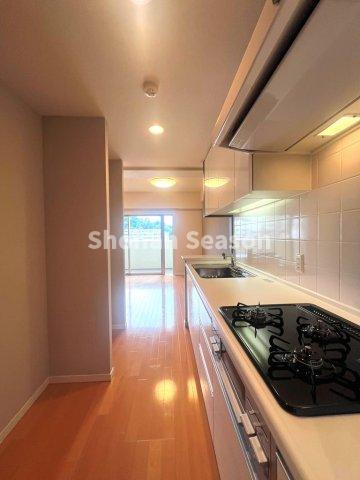 【キッチン】 | 作業スペースが広く、毎日の料理時間が楽しみになるキッチン♪　　　　
同時に複数調理可能な3口コンロ付き◎