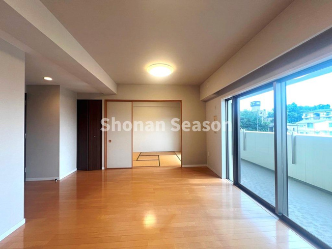 【居間・リビング】 | バルコニーへと続くリビングは自然光が降り注ぎ明るい空間を演出◎　　