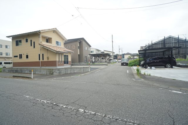 北蒲原郡聖籠町大字次第浜　売戸建住宅の前面道路含む現地写真
