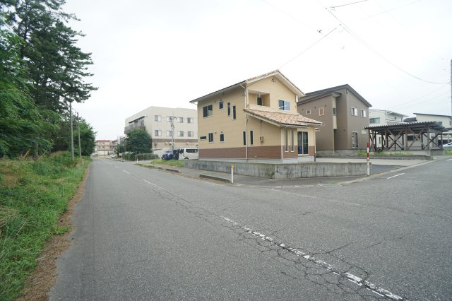 北蒲原郡聖籠町大字次第浜　売戸建住宅の前面道路含む現地写真