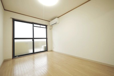 アクセスワケの洋室