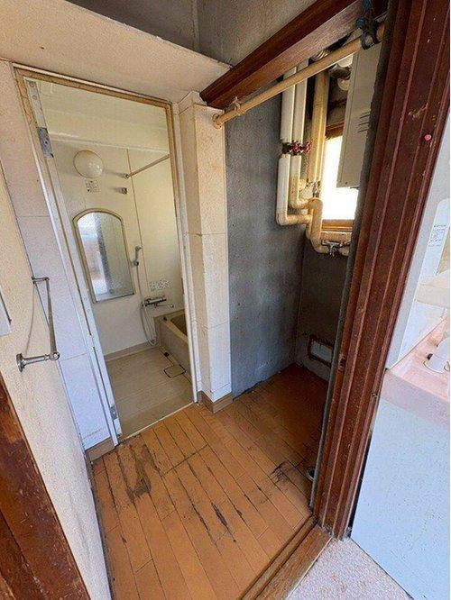 高台南向き4LDK！日当たりと眺望を叶える緑ケ岡の家♪の洗面所|脱衣所。洗面台は横にあります◎