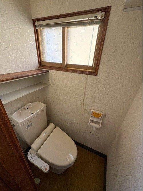 高台南向き4LDK！日当たりと眺望を叶える緑ケ岡の家♪のトイレ|シンプルなカタチのトイレは、毎日のお手入れもラクに♪