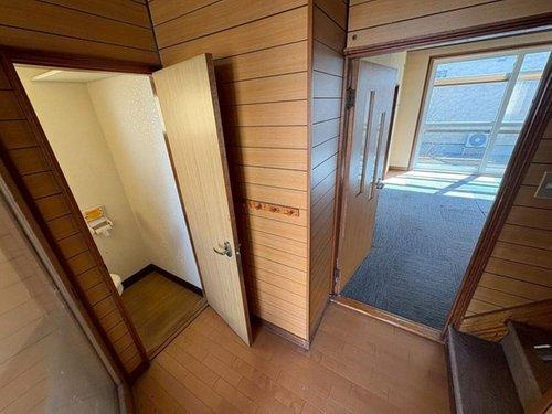 高台南向き4LDK！日当たりと眺望を叶える緑ケ岡の家♪の玄関|玄関ホール。2階への階段があります。