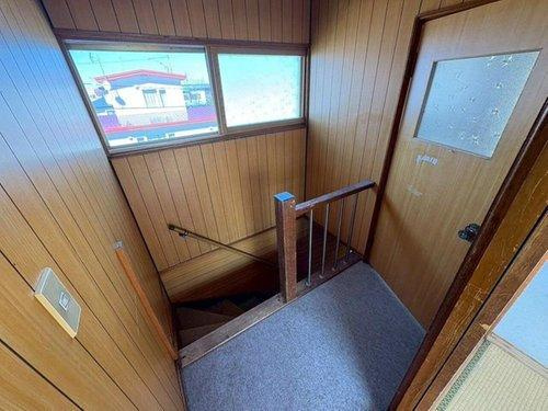 高台南向き4LDK！日当たりと眺望を叶える緑ケ岡の家♪の内装|2階ホール。窓があり明るく風通しの良しです。