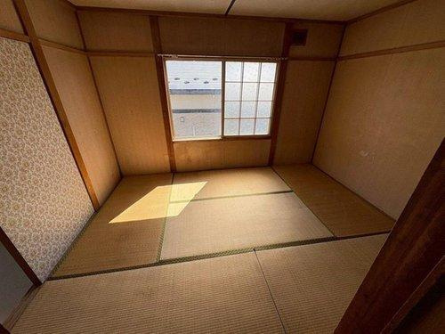 高台南向き4LDK！日当たりと眺望を叶える緑ケ岡の家♪の和室|2階南西6帖和室。和室には調湿効果がありゆっくり過ごせます♪