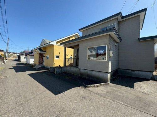 高台南向き4LDK！日当たりと眺望を叶える緑ケ岡の家♪の外観|舗装されていてお掃除しやすくなってます。