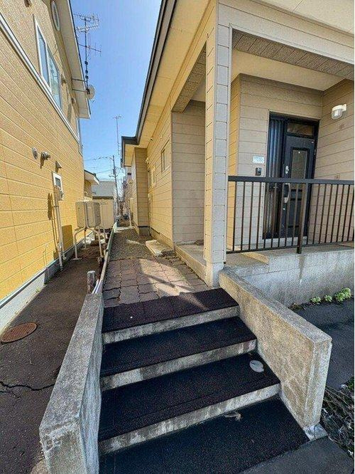 高台南向き4LDK！日当たりと眺望を叶える緑ケ岡の家♪の外観|前面にゆとりのある空間、開放感と採光に優れる住まい。