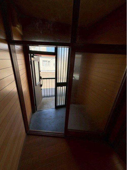 高台南向き4LDK！日当たりと眺望を叶える緑ケ岡の家♪の玄関|散らかりがちな玄関も収納でスッキリと整理整頓できます♪