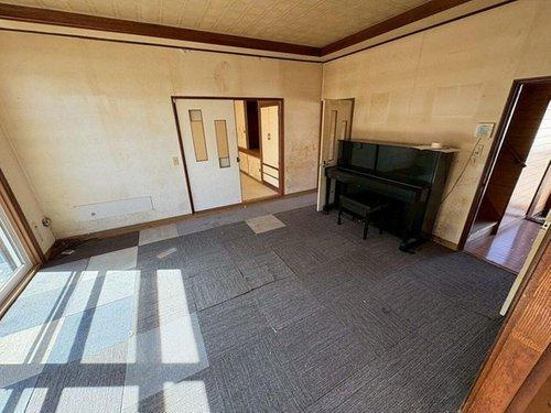 高台南向き4LDK！日当たりと眺望を叶える緑ケ岡の家♪の居間・リビング|お陽さまの光とさわやかな風をたっぷりとりこめます。