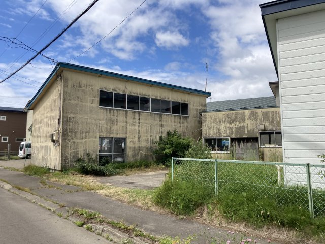 鳥取大通9丁目　古家付土地の外観|日常生活に便利な施設が近くに充実しています。