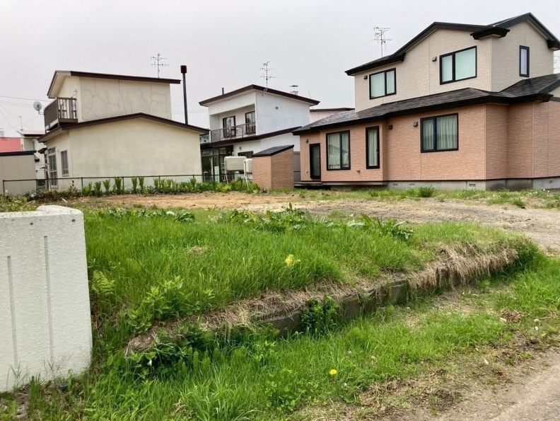 釧路市興津２丁目　売土地の前面道路含む現地写真|間口は約10.90mで建築プランニングがしやすい整形地です♪