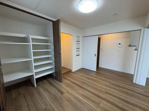 【鶴野東4丁目】土屋ホーム施工！交通アクセス良好な築6年の家☆のその他|間仕切りを開放すれば広々とした空間に。自由に使える洋室です。