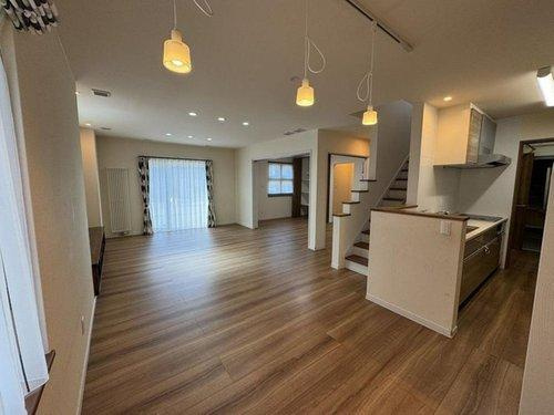 【鶴野東4丁目】土屋ホーム施工！交通アクセス良好な築6年の家☆のキッチン|広々とした空間は、家族みんながゆったりと過ごせる憩いの場。