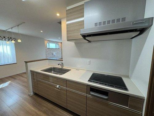 【鶴野東4丁目】土屋ホーム施工！交通アクセス良好な築6年の家☆のキッチン|広いキッチンを採用しお料理中もご家族との会話が楽しめます。