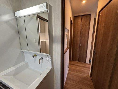 【鶴野東4丁目】土屋ホーム施工！交通アクセス良好な築6年の家☆の洗面所|玄関から直接アクセスの洗面脱衣所！帰宅後の手洗いなどに便利。