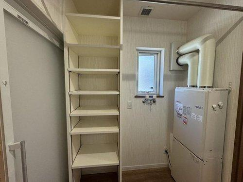 【鶴野東4丁目】土屋ホーム施工！交通アクセス良好な築6年の家☆のその他|収納棚付きの脱衣所は、タオルや着替えの収納に便利。