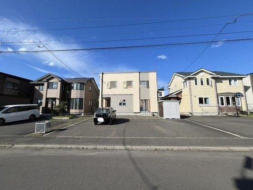 【鶴野東4丁目】土屋ホーム施工！交通アクセス良好な築6年の家☆の前面道路含む現地写真|幅12.5m前面道路で日当たり良好。静かで落ち着いた住宅街。