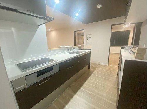 釧路町河畔 6丁目【築3年】中古平屋住宅のキッチン|作業スペースが広い料理がはかどる開放感システムキッチンです。