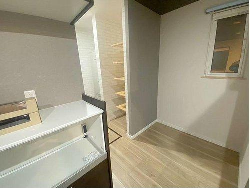 釧路町河畔 6丁目【築3年】中古平屋住宅のキッチン|大容量の収納棚があり、食料品のストックも楽々です。