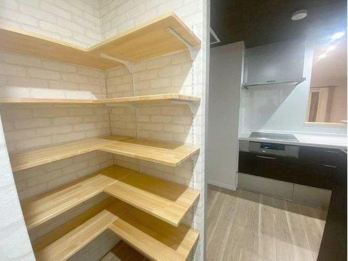 釧路町河畔 6丁目【築3年】中古平屋住宅の収納|収納たっぷりパントリー！スムーズな動線が実現します。
