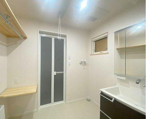 釧路町河畔 6丁目【築3年】中古平屋住宅の洗面所|洗面脱衣室にも収納あり。天井には吊下げ物干しがついています！