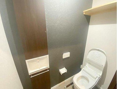 釧路町河畔 6丁目【築3年】中古平屋住宅のトイレ|センサーライトで消し忘れなし自動開閉付トイレ。
