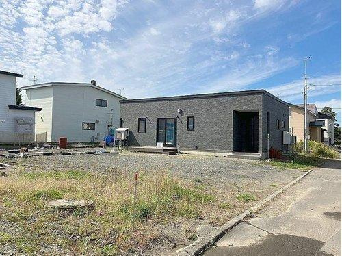 釧路町河畔 6丁目【築3年】中古平屋住宅の前面道路含む現地写真|お庭で夏はＢＢＱや水遊び冬は雪遊びを思う存分たのしめます♪