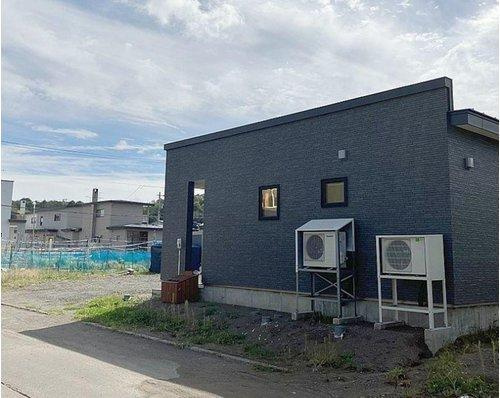 釧路町河畔 6丁目【築3年】中古平屋住宅の外観|おしゃれな外観と広々とした庭が魅力です。