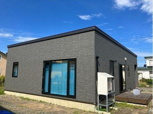 釧路町河畔 6丁目【築3年】中古平屋住宅の外観|天気の良い日はウッドデッキで、のんびり過ごすのも良いですね。