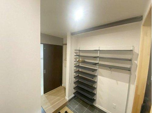 釧路町河畔 6丁目【築3年】中古平屋住宅の玄関|散らかりがちな玄関もタップリの収納でスッキリ整理整頓♪