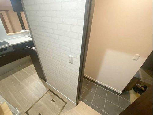 釧路町河畔 6丁目【築3年】中古平屋住宅のその他|玄関からパントリーへ直接アクセス！お荷物を運べて便利です♪