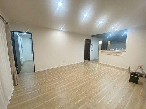 釧路町河畔 6丁目【築3年】中古平屋住宅の居間・リビング|開放感のあるリビングは、家族の憩いの場にぴったりです。