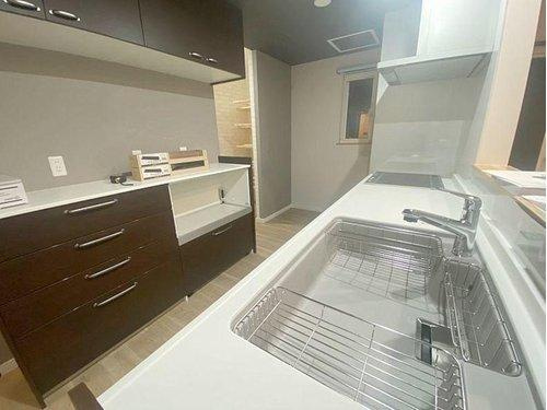 釧路町河畔 6丁目【築3年】中古平屋住宅のキッチン|対面式キッチン♪お料理しながらご家族との会話が楽しめます。