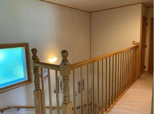 標茶町常盤町 【7DK以上】大型戸建のその他|階段には途中窓があり、明るい日差しが入ります♪