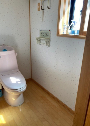 標茶町常盤町 【7DK以上】大型戸建のトイレ|小窓から光が差し込む、清潔感のあるトイレです