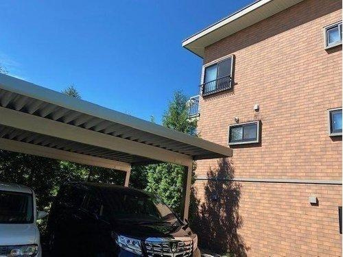 標茶町常盤町 【7DK以上】大型戸建の駐車場|嬉しいカーポート付き！雨や雪の日でも安心ですね♪