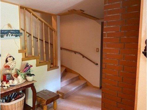 標茶町常盤町 【7DK以上】大型戸建のその他|おしゃれなレンガ調の壁と手すり付きの階段です。