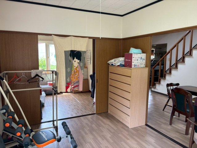 ＼自然の中でゆったり暮らす家／ 川湯駅前【中古住宅】の洋室|2つの部屋を繋げられる開放的な空間です。