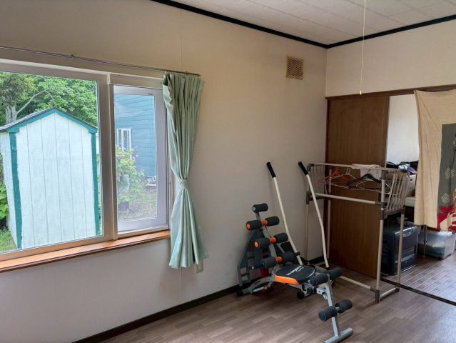 ＼自然の中でゆったり暮らす家／ 川湯駅前【中古住宅】の洋室|窓から緑が見え、明るく開放的な部屋。