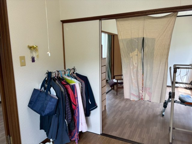 ＼自然の中でゆったり暮らす家／ 川湯駅前【中古住宅】の洋室|衣服収納もできる機能的な空間です。