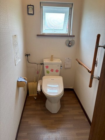 ＼自然の中でゆったり暮らす家／ 川湯駅前【中古住宅】のトイレ|窓から光が差し込む明るいトイレです。