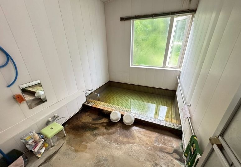 ＼自然の中でゆったり暮らす家／ 川湯駅前【中古住宅】の浴室|窓が大きく開放的なお風呂です。