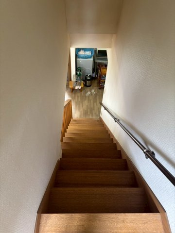 ＼自然の中でゆったり暮らす家／ 川湯駅前【中古住宅】の内装|階段に手すりがあり、安心です。