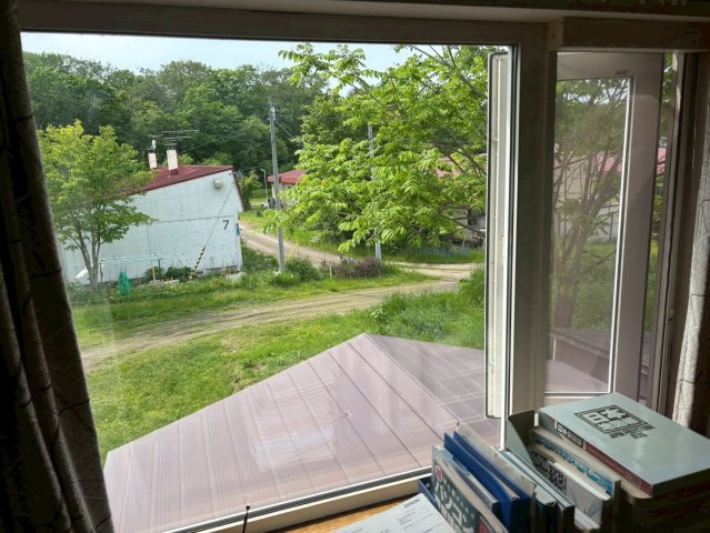 ＼自然の中でゆったり暮らす家／ 川湯駅前【中古住宅】の庭|窓から豊かな緑と開放的な景色が広がります。