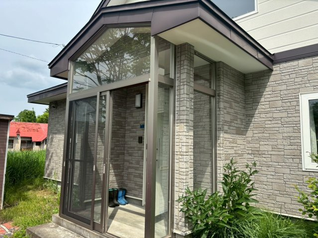 ＼自然の中でゆったり暮らす家／ 川湯駅前【中古住宅】の玄関|玄関が広々としていて開放感があります。