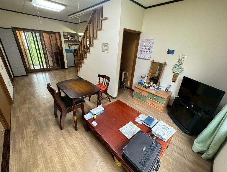 ＼自然の中でゆったり暮らす家／ 川湯駅前【中古住宅】の居間・リビング|明るく広々としたリビングです。