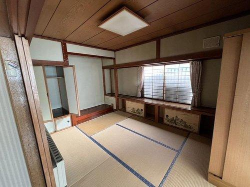 釧路市美原5丁目の中古戸建「ペチカ」のある５LDKのお家♪の和室|1階和室(6帖)畳が落ち着く和室。収納豊富で多目的に活躍。