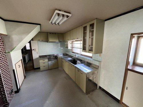 釧路市美原5丁目の中古戸建「ペチカ」のある５LDKのお家♪のキッチン|Ｌ字キッチン(8帖)収納充実の広々キッチン。明るい窓辺で快適調理。